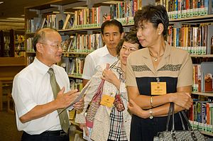 From right to left, Korean university libraria... From right to left, Korean university libraria...